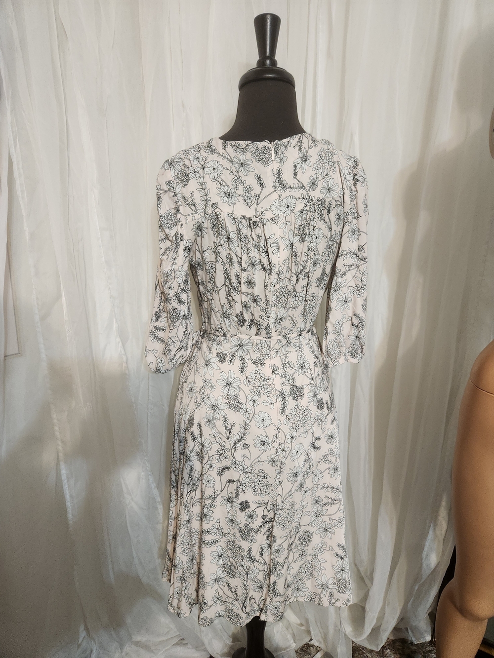 Calvin Klein Floral Wrap-Style Women’s Dress in Light Blush Sz 10 - Picture 2 of 14